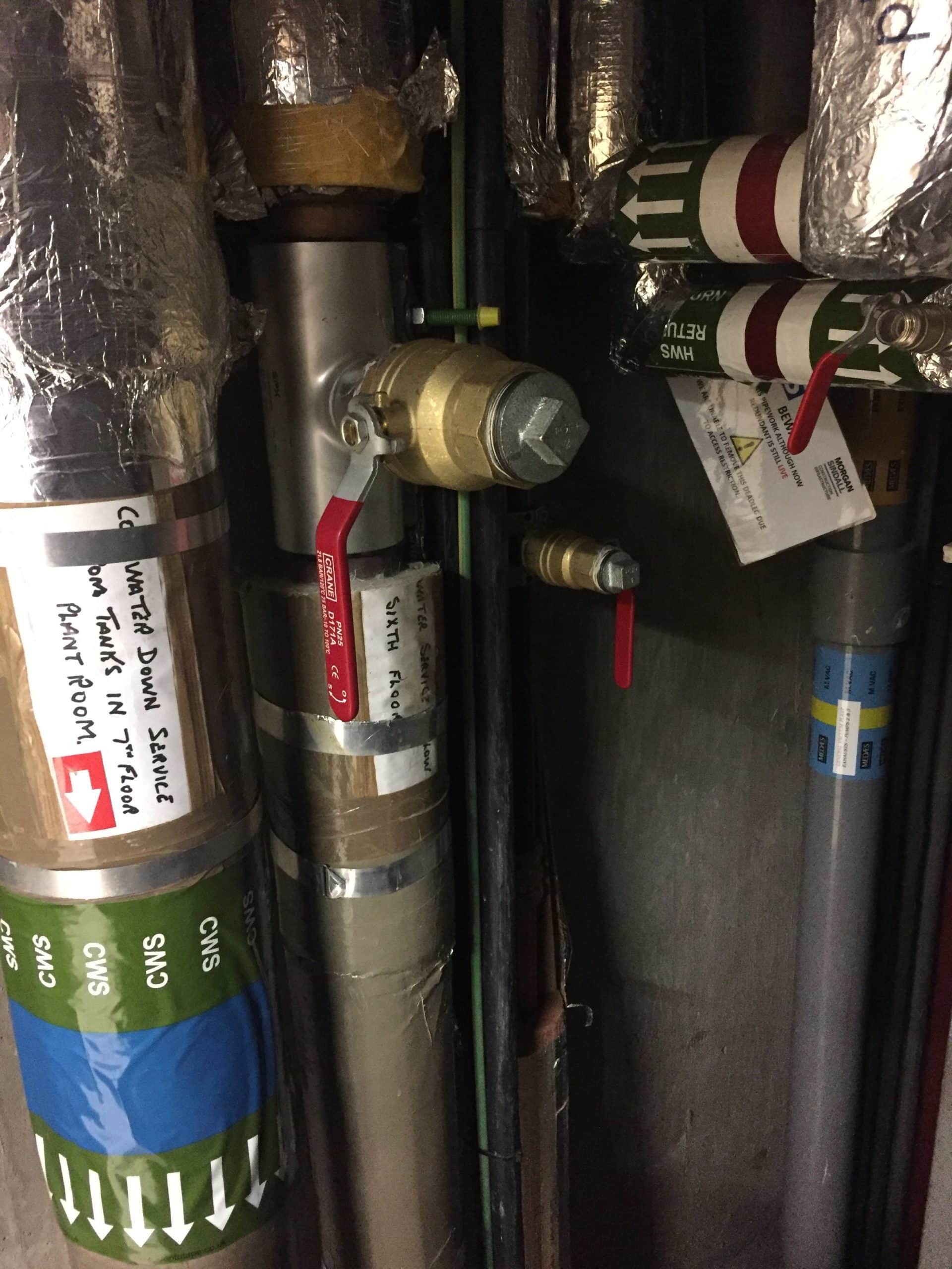 Hot tapping machine mounted on a live main
